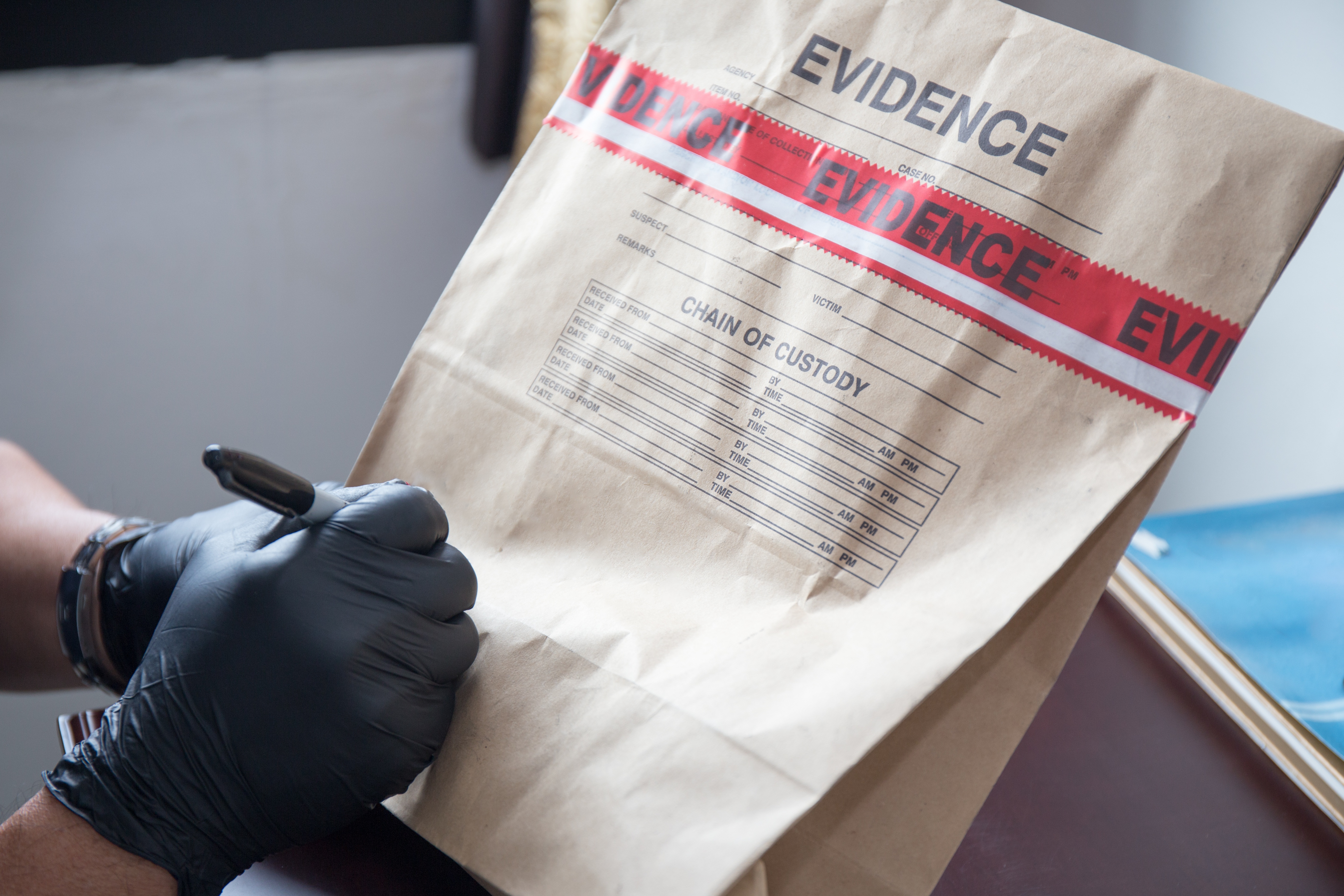 7 Reasons Why Law Enforcement Offices Are Using Electronic Lockers infographic-chain-of-custody-process-superior-bag